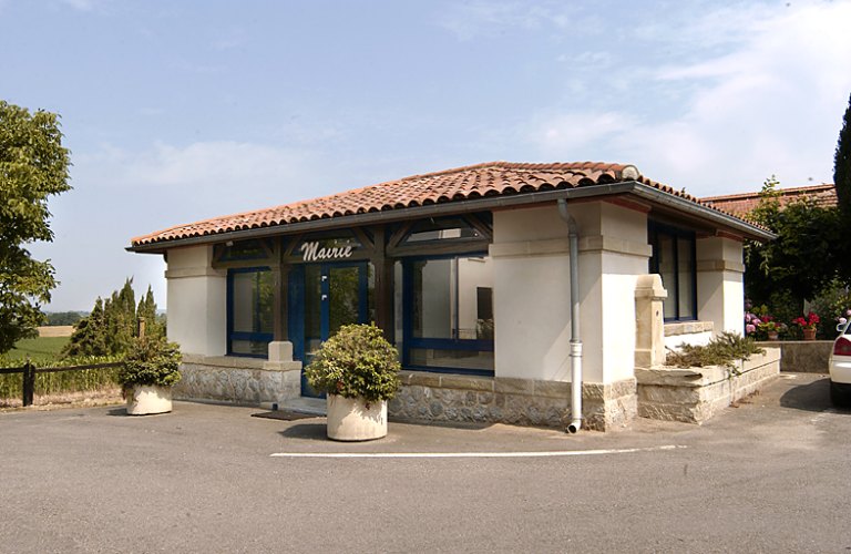 Ancien lavoir transformé en mairie : vue d'ensemble.