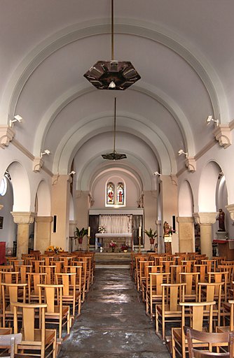 Vue de la nef et du choeur depuis l'entrée.