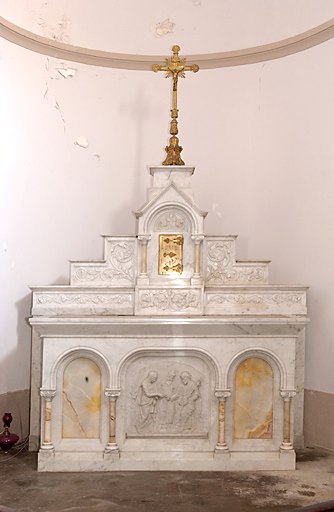 Ensemble de l'autel secondaire de saint Joseph, de style néo-roman : autel tombeau (Mariage de la Vierge), gradin d'autel et tabernacle architecturé