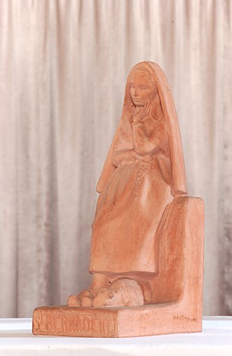 Statue (statuette) : Sainte Bernadette en bergère récitant et méditant son chapelet