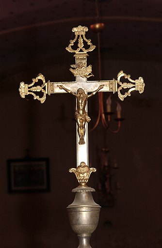 Croix de procession (n°2), de style néo-classique : Christ en croix et sainte Marie Madeleine