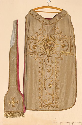 Ensemble d'un ornement en drap d'or, de style néo-gothique : chasuble, chape, étole et manipule, voile de calice et bourse de corporal