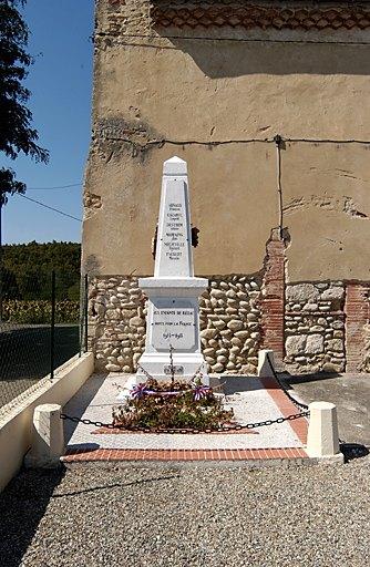 Vue d'ensemble depuis le sud du monument aux morts inauguré le 21 août 1921 et dédié aux soldats morts en 1914-1918.