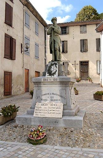 Vue d'ensemble depuis le sud-est du monument aux morts inauguré le 30 octobre 1921.