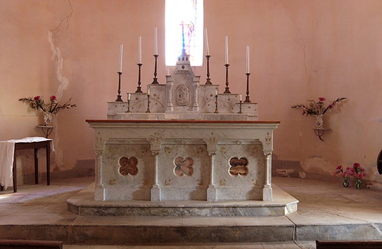 Ensemble du maître-autel, de style néo-roman : autel tombeau, gradin d'autel, tabernacle architecturé