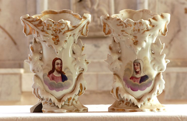 Paire de vases d'autel (vase à cornet), de style néo-rocaille : Bustes du Christ et de la Vierge apparaissant dans une nuée