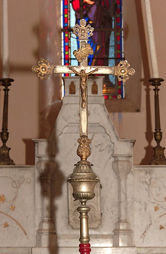 Croix de procession, de style néo-rocaille : Christ en croix