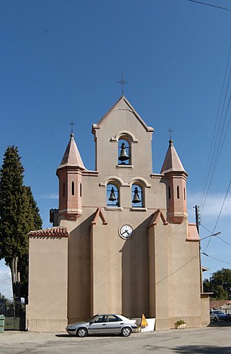 Vue de la façade occidentale avec le clocher mur.