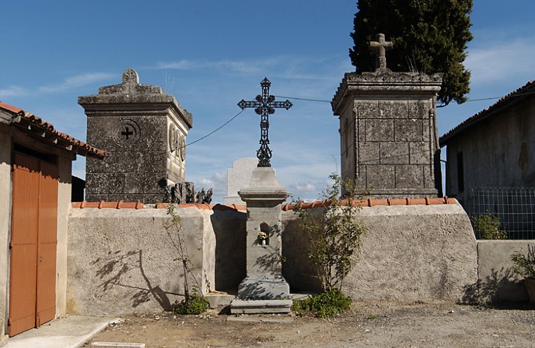 Croix de cimetière : Tables de la Loi et Tétramorphe