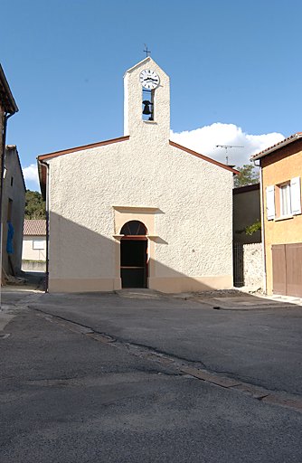 Vue depuis la place de la façade occidentale de l'église.