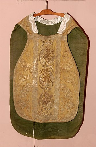 Ensemble d'un ornement jaune : chasuble, voile de calice