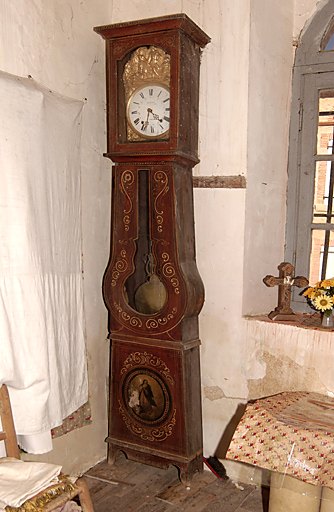 Horloge de parquet en gaine violonée à base droite : Danse champêtre et Immaculée Conception