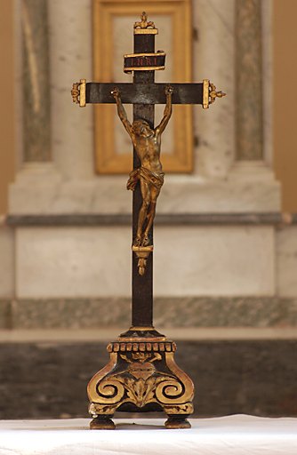 Croix d'autel : Christ en croix