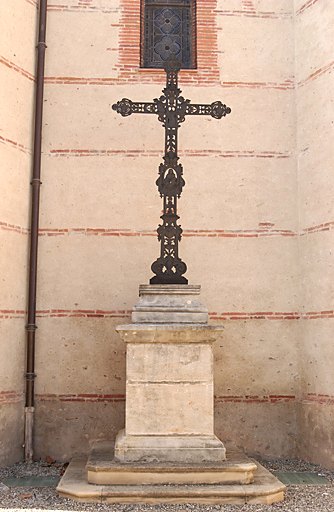 Croix de chemin, de style néo-Renaissance, et son socle : Vierge à l'Enfant et deux anges agenouillés en adoration