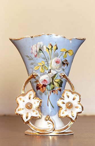 Vase d'autel (vase à cornet), de style néo-rocaille : Bouquet de roses