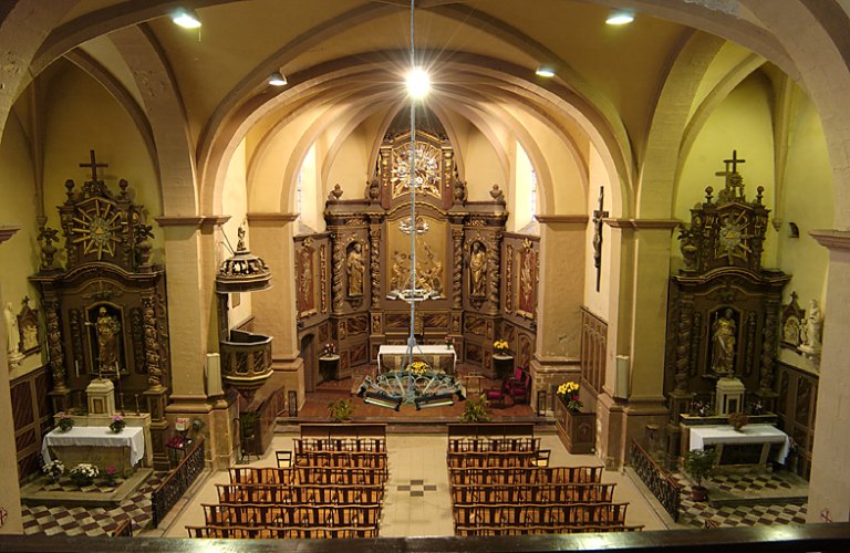 Ensemble du décor de l'église : choeur, chaire à prêcher et chapelles latérales de la Vierge et de Saint-Jacques de Compostelle (lambris de revêtement, maître-autel, 2 autels, 3 tabernacles, 3 retables, 2 clôtures de chapelle, 2 confessionnaux et carrelages de sol)