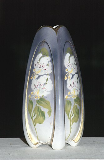 Ensemble de deux vases décoratifs de style Art Nouveau : Bouquet de fleurs