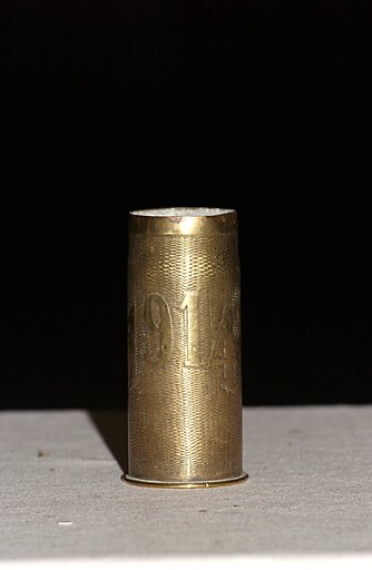 Vue du vase d'autel réutilisation d'un obus, portant la date de 1914, 1er quart 20e siècle.