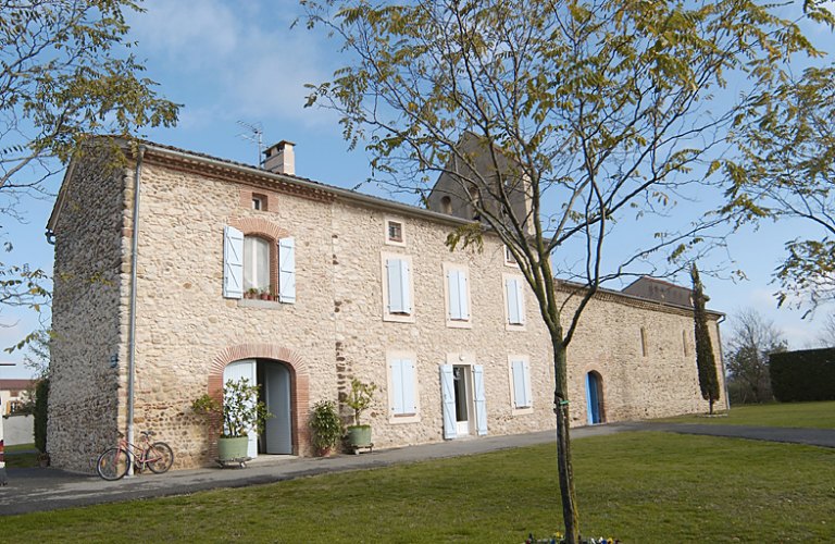 Vue d'ensemble depuis le sud-ouest de l'église et du presbytère attenant.