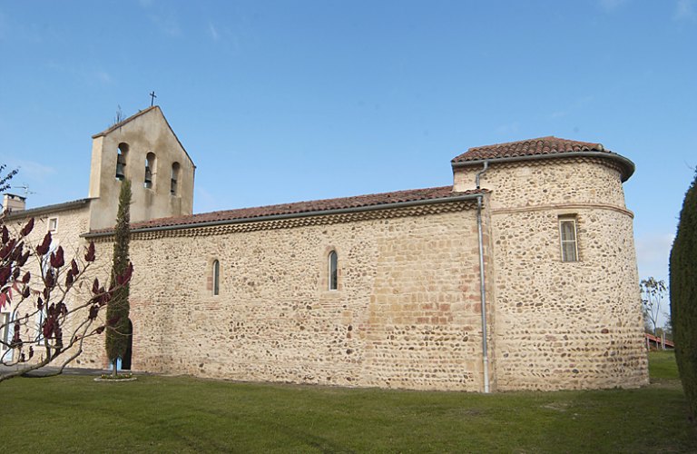 Vue d'ensemble depuis le sud-est de l'élévation sud de la nef et du chevet du choeur.