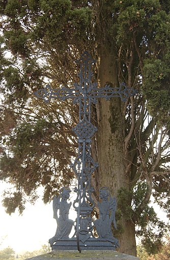 Croix de cimetière, de style néo-gothique : Anges agenouillés en adoration