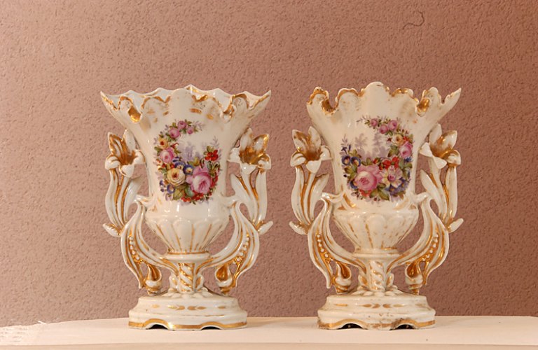 Ensemble d'une paire de vases d'autel et d'un vase d'autel, de style néo-rocaille