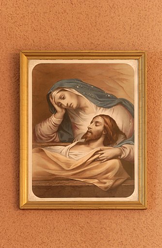 Estampe (image de piété) et son cadre : Déploration du Christ par la Vierge