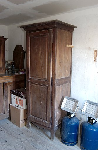 Armoire (buffet haut) aujourd'hui à usage d'armoire de sacristie