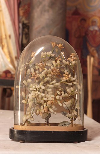 Bouquet de mariée ex-voto (objet de dévotion sous globe)