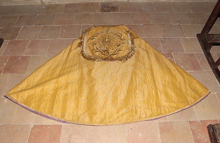 Ensemble d'un ornement en drap d'or : chasuble, chape, étole et manipule, voile de calice et bourse de corporal