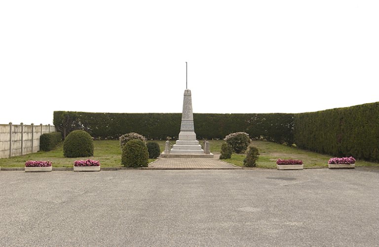 Vue d'ensemble, depuis l'ouest, du monument aux morts érigé en 1922 dans le cimetière puis déplacé à l'extérieur en 1984.