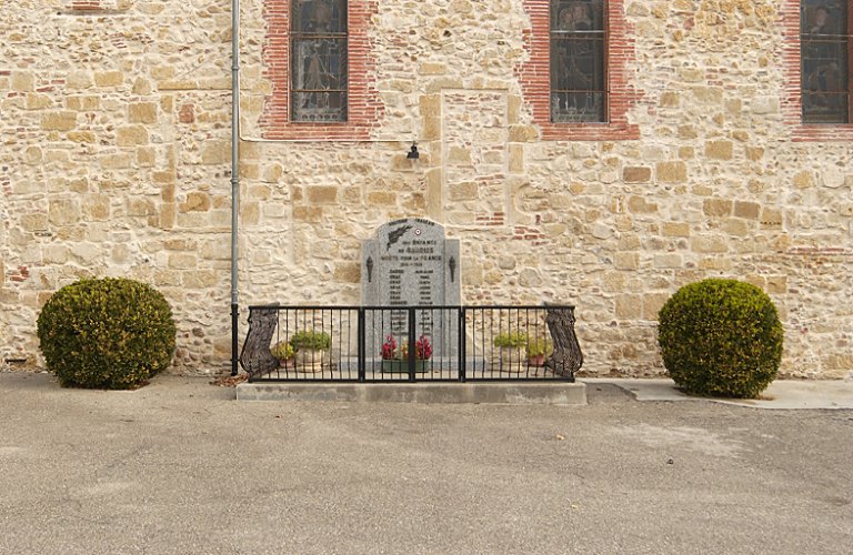 Vue d'ensemble, depuis le sud, du monument aux morts érigé en 1989.