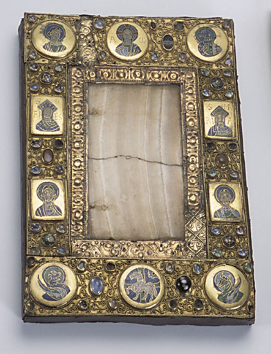 Vue d'ensemble de l'oeuvre, vers 1100, restauréE 2e moitié du 14e siècle : plaque d'albâtre, argent doré, filigranes, médaillons d'émail.