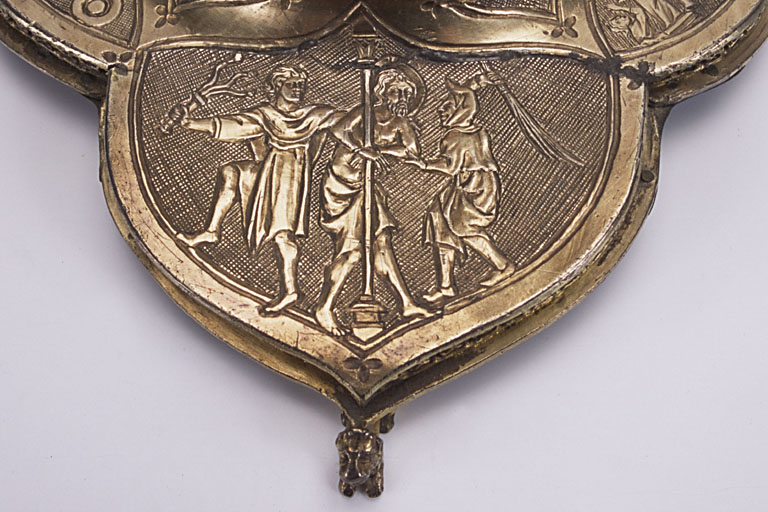 Pied du reliquaire avec la monstrance fin du 14e siècle, argent doré : détail de la scène de la Flagellation du Christ.