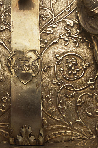 Détail du blason aux armes du chapitre canonial de Conques.