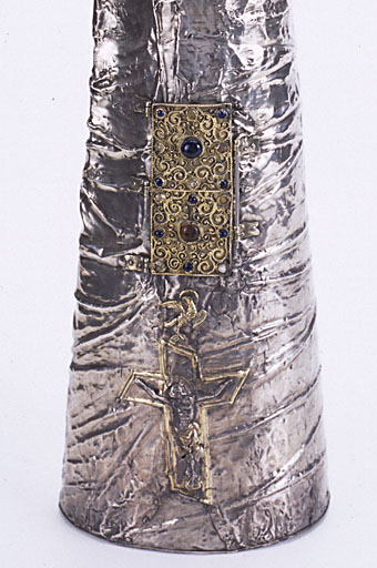 Détail du Christ en croix au bas du reliquaire.