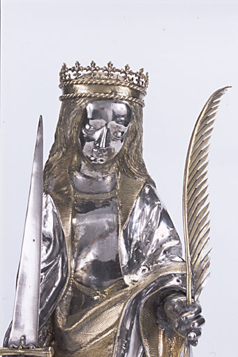 Détail de la partie supérieure de la statuette et de la tête de la sainte.