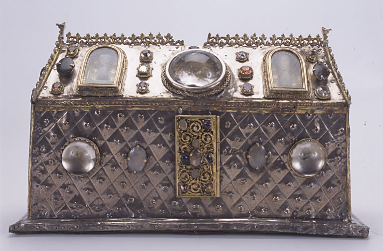 châsse reliquaire en argent et argent doré sur âme de bois, 14e siècle, vue de face.