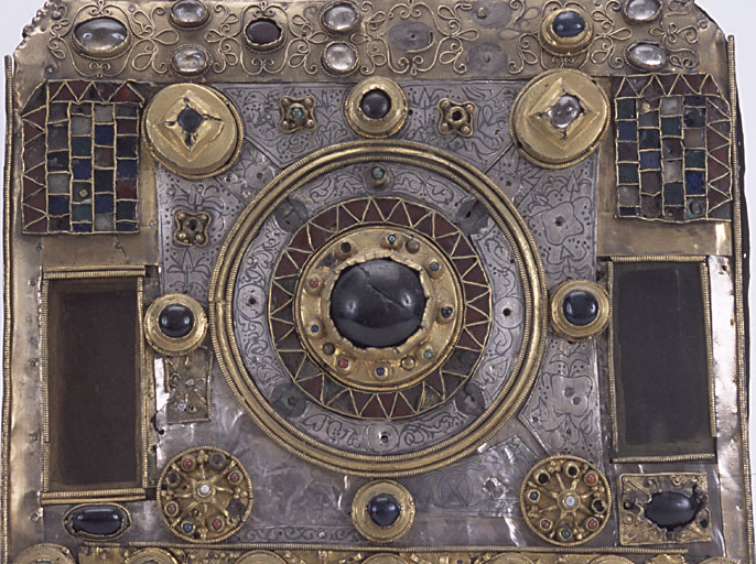 Détail du centre de l'oeuvre : fibule du 6e siècle, bordure d'orfèvrerie cloisonnée, plaques d'argent niellé (fin 8e siècle début 9e siècle), cabochons du fin 9e siècle début 11e siècle.