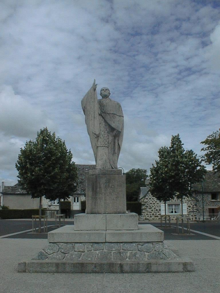 Vue d'ensemble du monument et de la statue, granit, par Louis Chavignier, 1949, dépôt du FNAC cette même année.