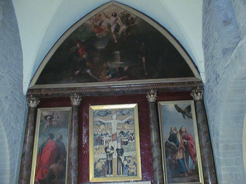 Vue du retable du maître-autel avec la travée centrale conservant le cadre en bois doré du tableau de Zoé Mouha d'après Prud'hon, 1853, dépôt du FNAC en 1854. Tableau remplacé par une toile de Hervé Vernhes en 1987.