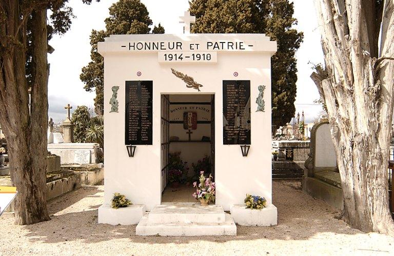 Vue d'ensemble depuis l'est de la façade principale de l'ossuaire construit probablement à la fin des années 1950, recueillant alors les restes de soldats inhumés dans le cimetière.