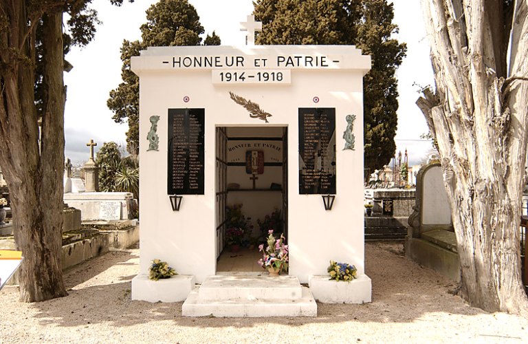 Vue d'ensemble depuis l'est de la façade principale de l'ossuaire construit probablement à la fin des années 1950, recueillant alors les restes de soldats inhumés dans le cimetière.