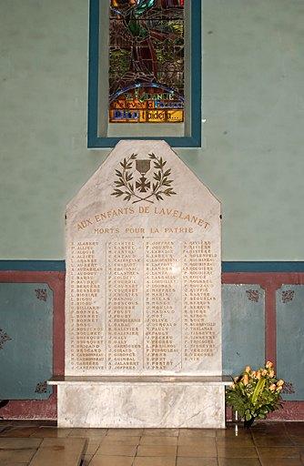 Monument aux morts de la guerre de 1914-1918 et verrière à personnage (Jeanne d'Arc, saint Michel)