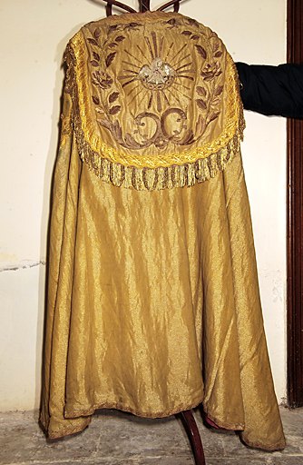 Ensemble d'un ornement en drap d'or, de style néo-gothique : chasuble, chape, étole et manipule : Pélican mystique