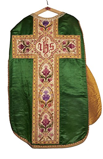 Chasuble (ornement vert), de style néo-gothique : I.H.S. et décor floral