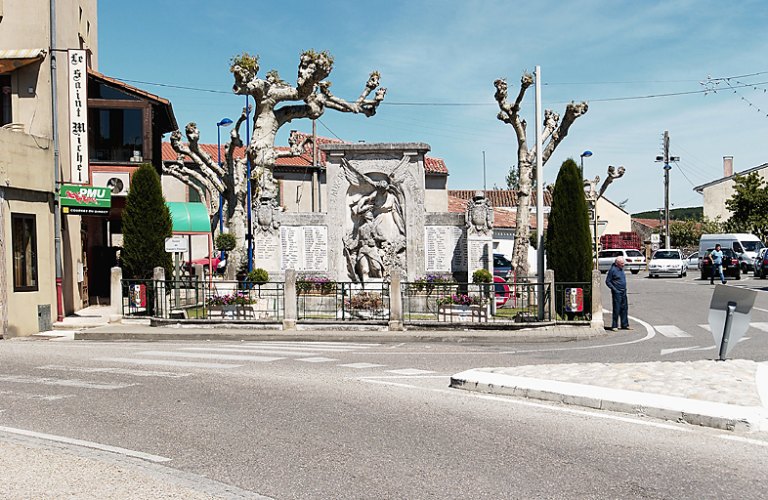 Vue d'ensemble depuis le sud-ouest du monument aux morts de Varilhes inauguré le 19 novembre 1922.