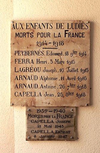Vue d'ensemble des plaques commémoratives des morts de la guerre de 1914-1918 et de la guerre de 1939-1945.