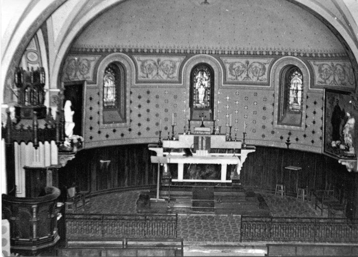 Ensemble du maître-autel, de style néo-classique : autel tombeau et tabernacle architecturé