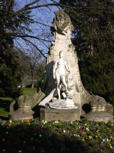 Statue (grandeur nature) : La femme au paon